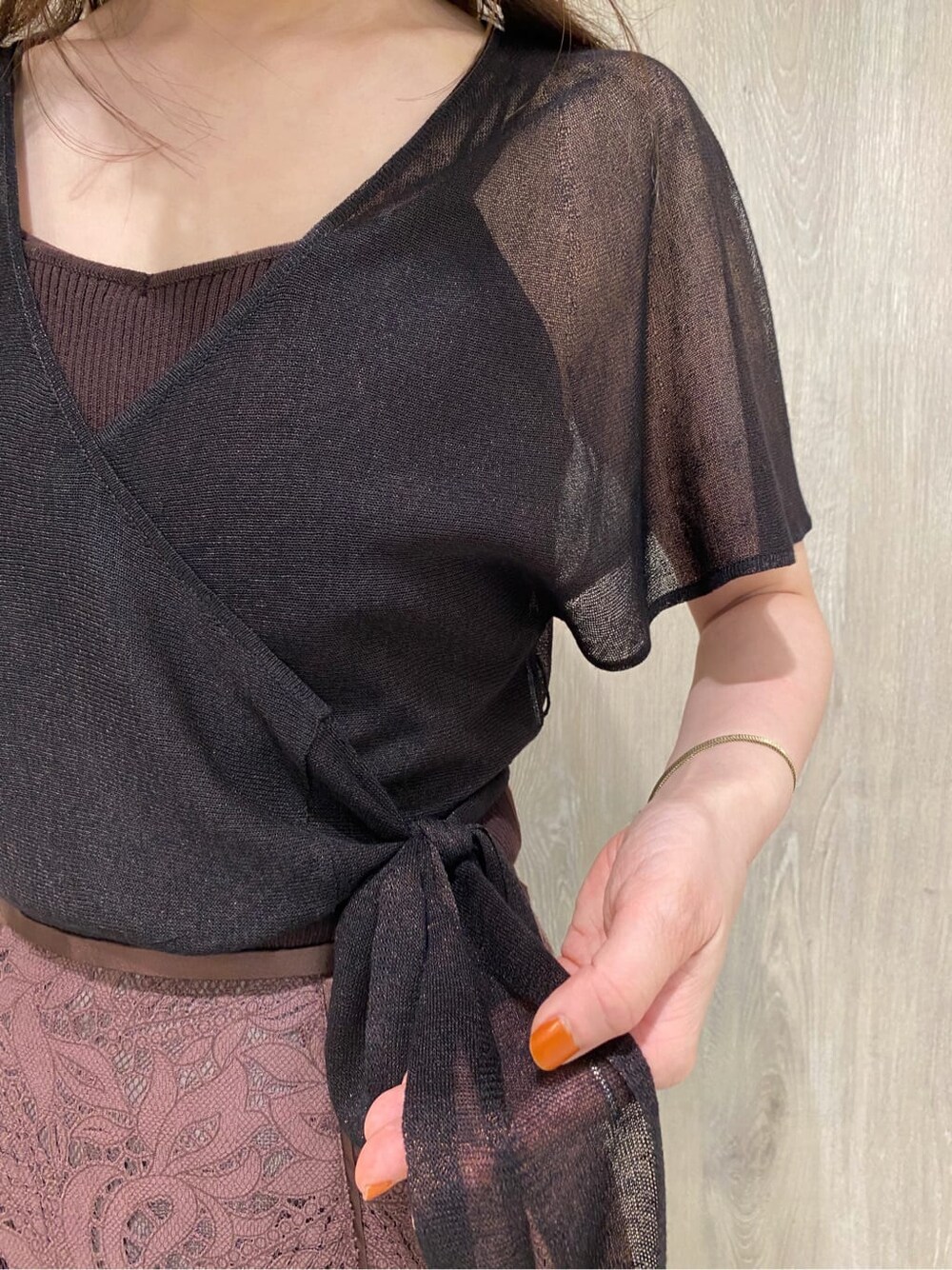 ホワイト系のハンドバッグ、ブラウン系のスカート、ブラウン系のニット/セーターを着用したレディースの夏コーディネートの7枚目の写真