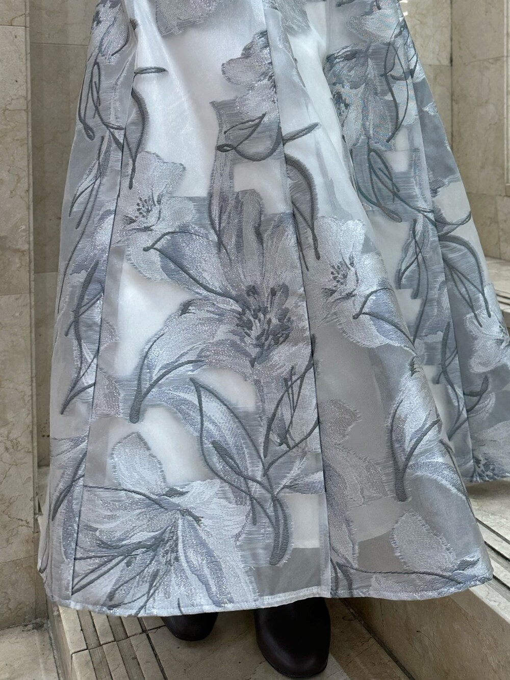 ブラウン系のブーツ、ピンク系のショルダーバッグ、グレー系のニット/セーターを着用したレディースの春コーディネートの8枚目の写真