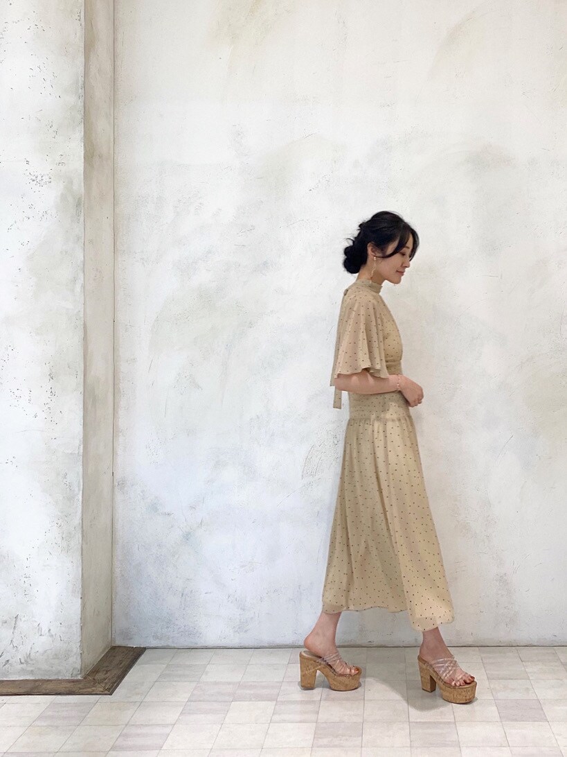 ホワイト系のキャミソール、その他のサンダル、ベージュ系のワンピースを着用したレディースの夏コーディネートの3枚目の写真