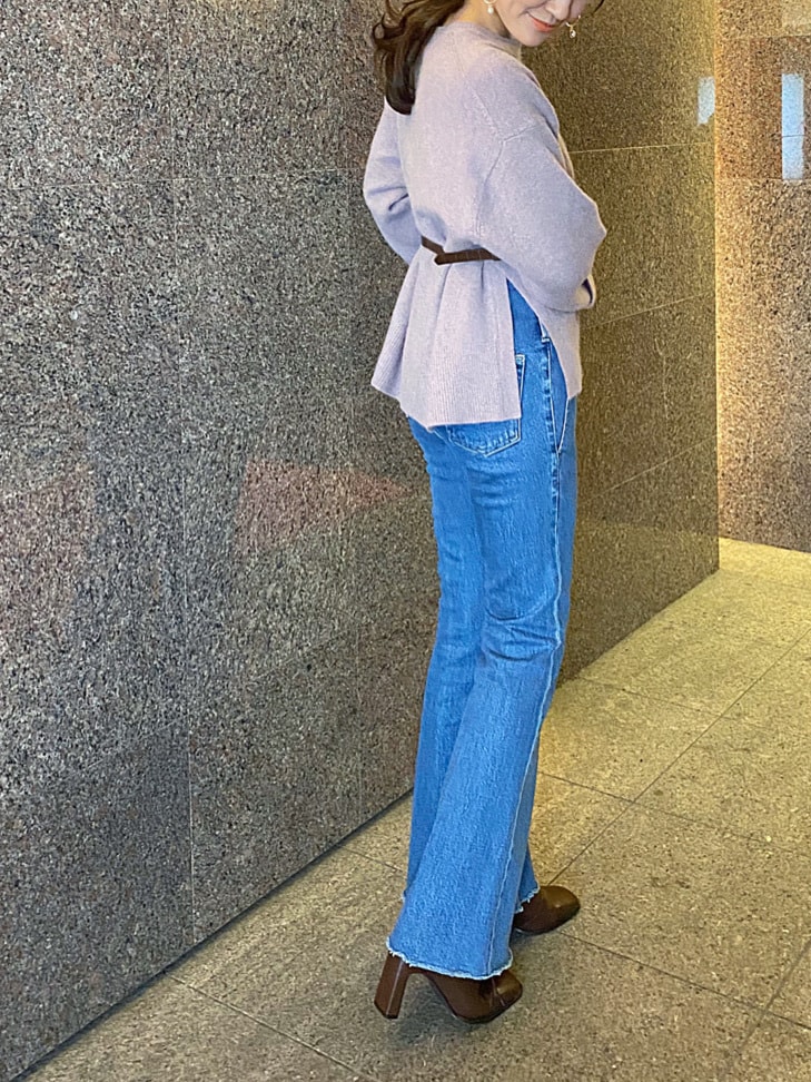 ベージュ系のその他アウター、ブラウン系のクラッチバッグ、ブルー系のその他パンツを着用したレディースの秋コーディネートの5枚目の写真