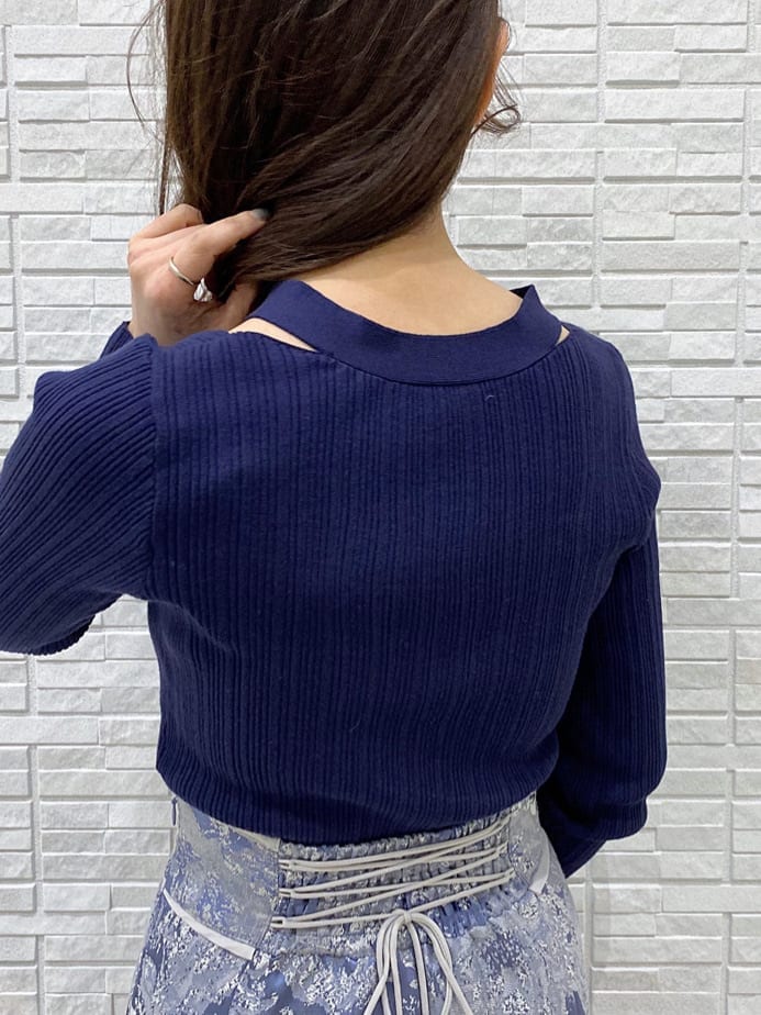 ブラック系のその他シューズ、ブルー系のスカート、ブルー系のカーディガン/ボレロを着用したレディースの冬コーディネートの5枚目の写真