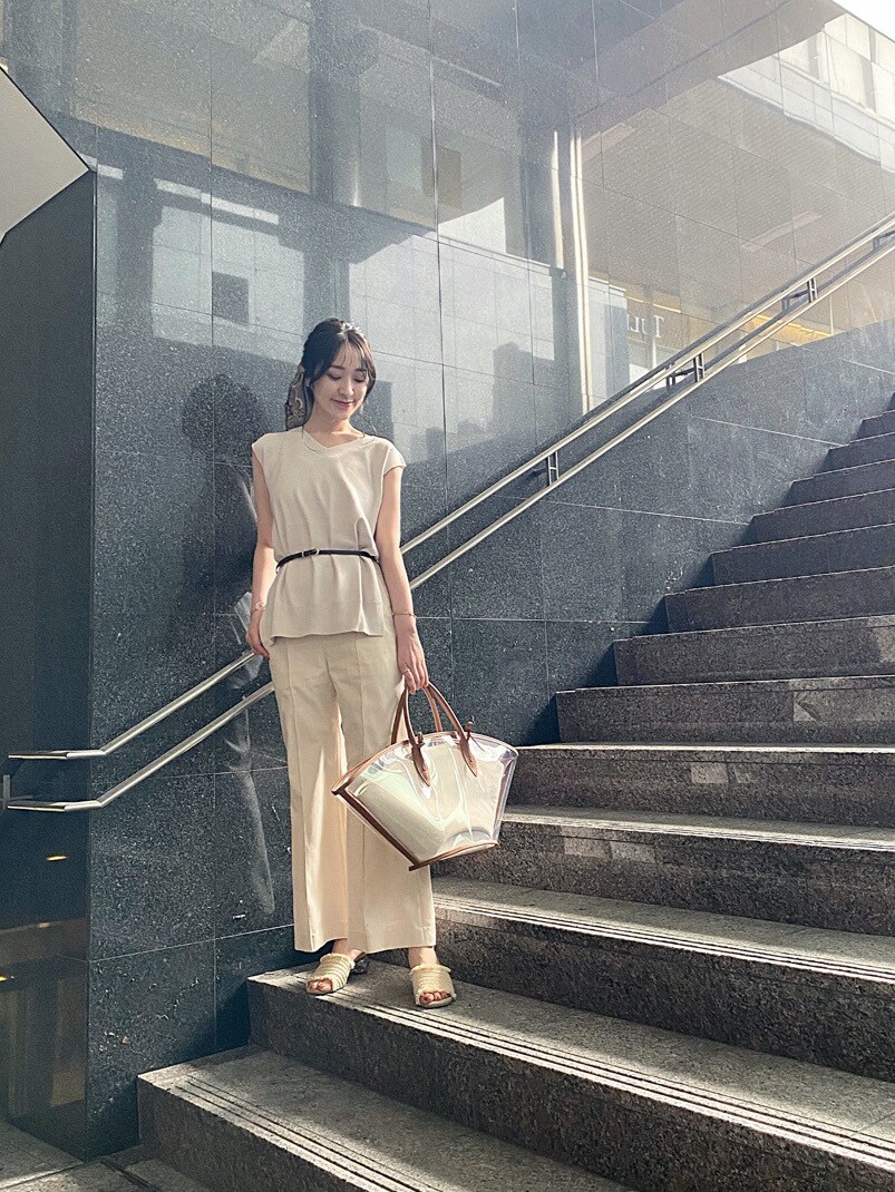 ブラウン系のトートバッグ、ホワイト系のその他パンツ、ホワイト系のワンピースを着用したレディースの春コーディネートの3枚目の写真