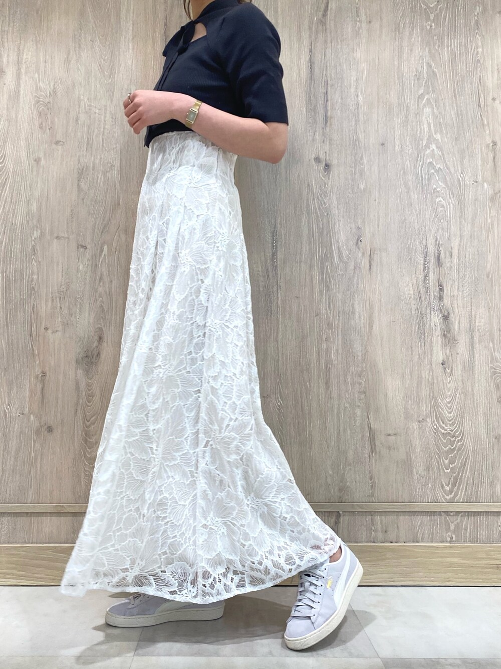 グレー系のスニーカー、ホワイト系のスカート、グレー系のニット/セーターを着用したレディースの冬コーディネートの8枚目の写真