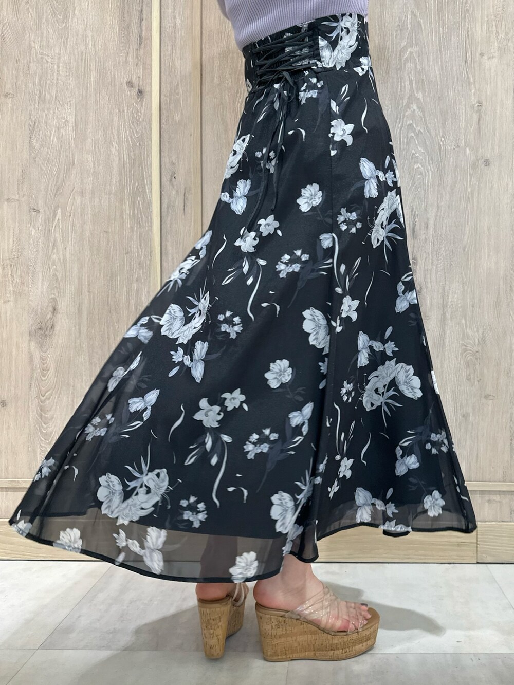 パープル系のワンピース、その他のサンダル、ゴールド系のイヤリングを着用したレディースの春コーディネートの9枚目の写真