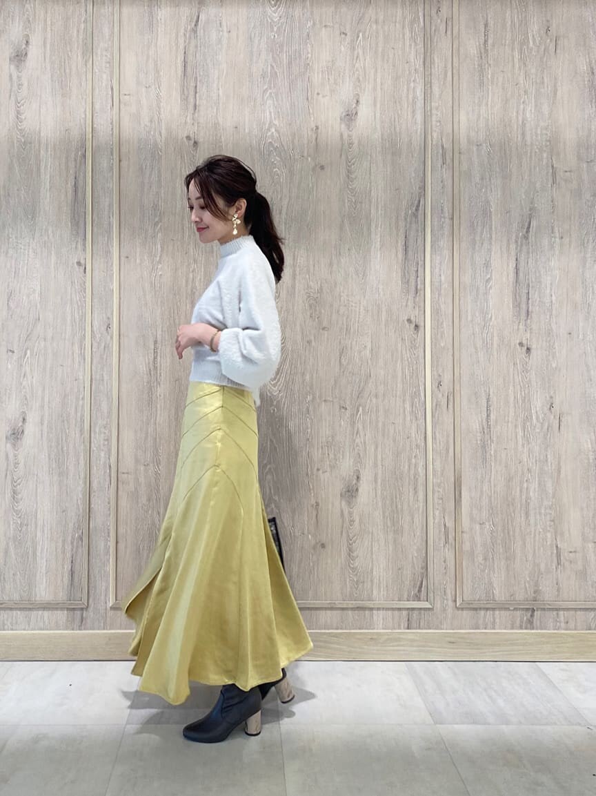 ブラウン系のハンドバッグ、ブラウン系のその他シューズ、イエロー系のスカートを着用したレディースの秋コーディネートの2枚目の写真