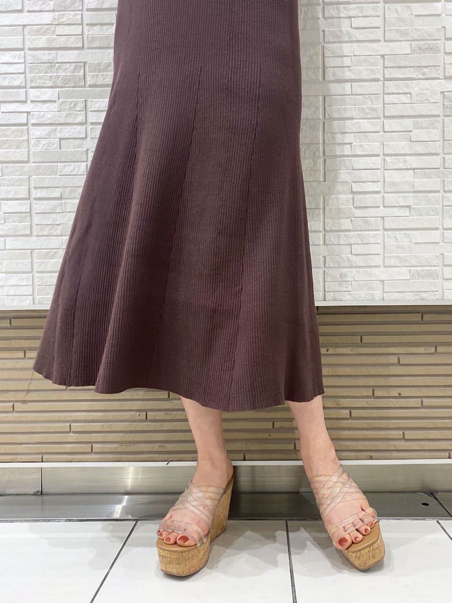ホワイト系のTシャツ/カットソー、ホワイト系のハンドバッグ、その他のサンダルを着用したレディースの春コーディネートの8枚目の写真