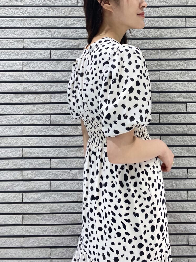 ブラウン系のローファー、ホワイト系のワンピースを着用したレディースの夏コーディネートの7枚目の写真