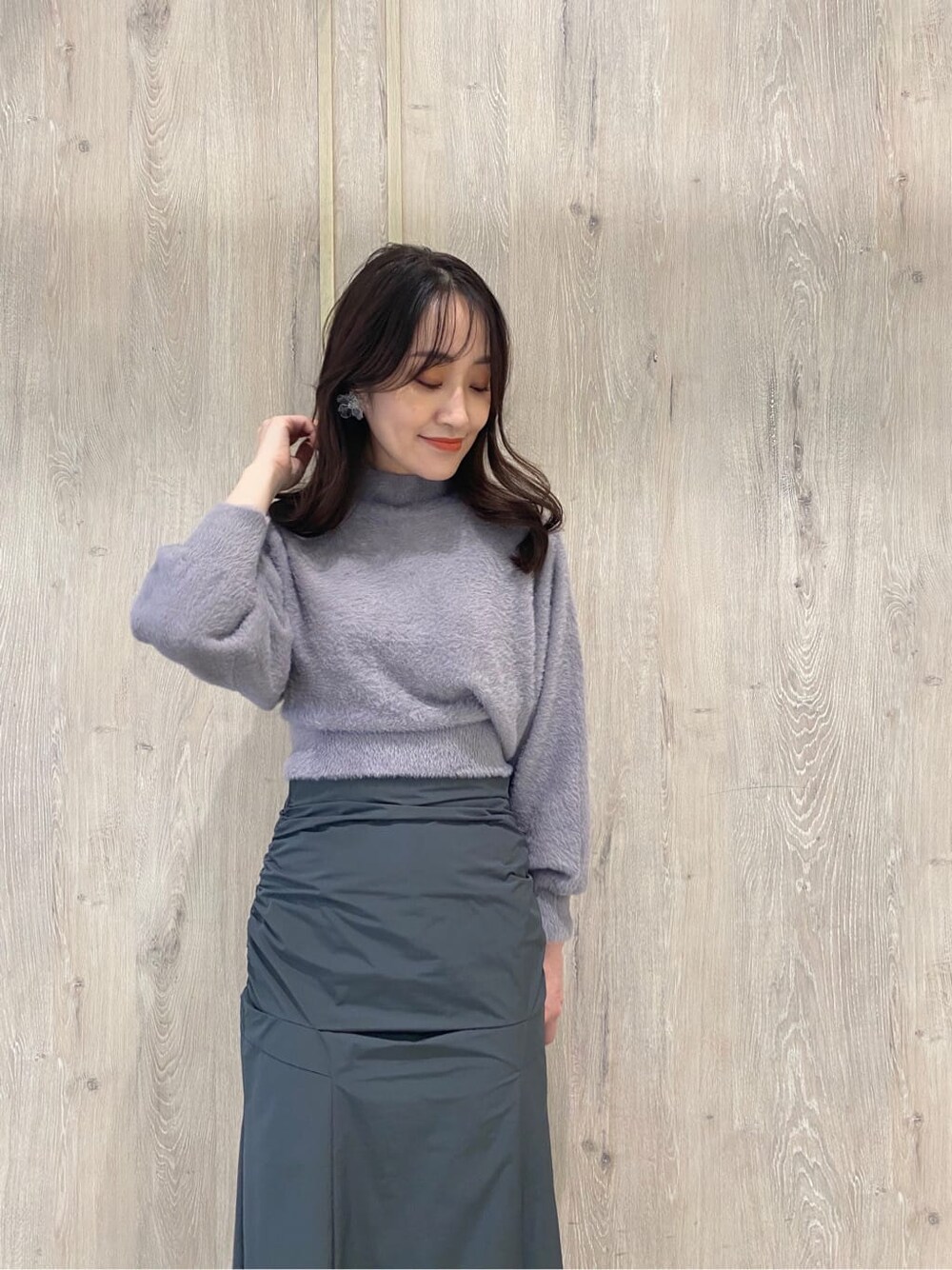 ブラック系のブーツ、グレー系のスカート、グレー系のスカートを着用したレディースの秋コーディネートの5枚目の写真