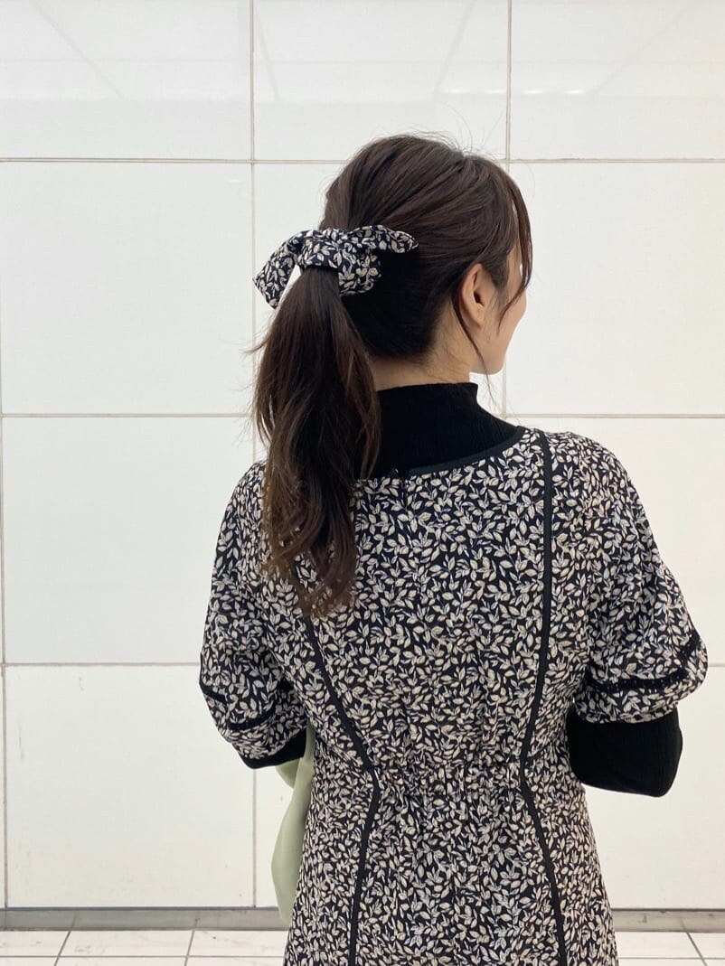 ブラック系のワンピース、ブラウン系のその他シューズ、グリーン系のテーラードジャケットを着用したレディースの秋コーディネートの5枚目の写真