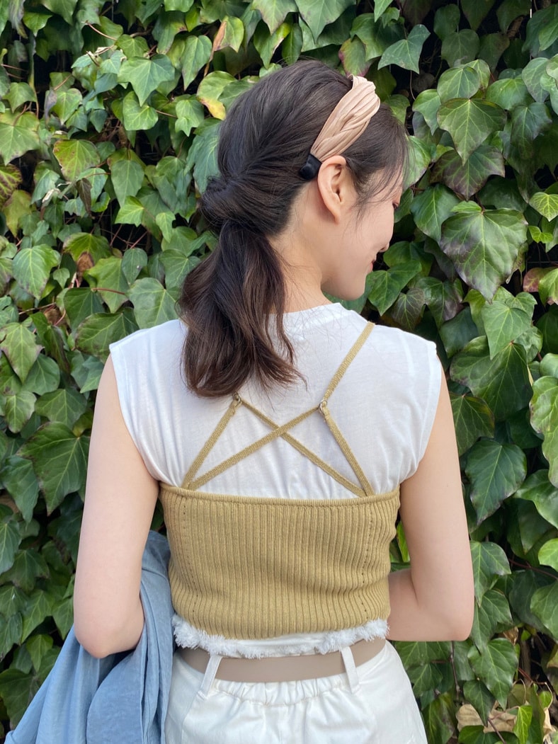 ブルー系のトレンチコート、イエロー系のサンダル、ホワイト系のその他パンツを着用したレディースの春コーディネートの5枚目の写真