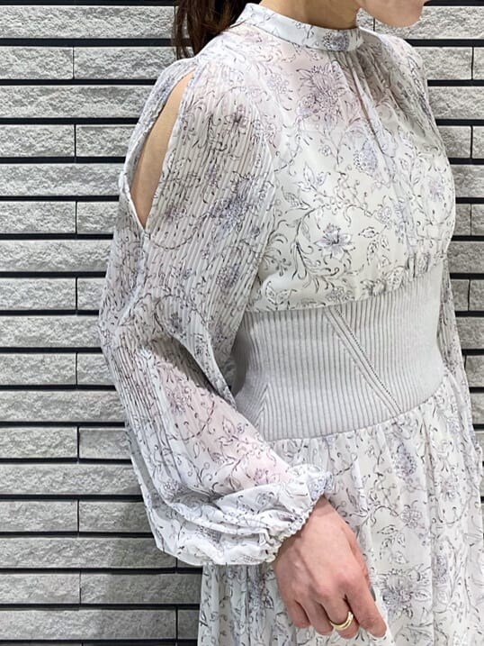 ブルー系のトレンチコート、ホワイト系のワンピース、ホワイト系のその他シューズを着用したレディースの冬コーディネートの10枚目の写真