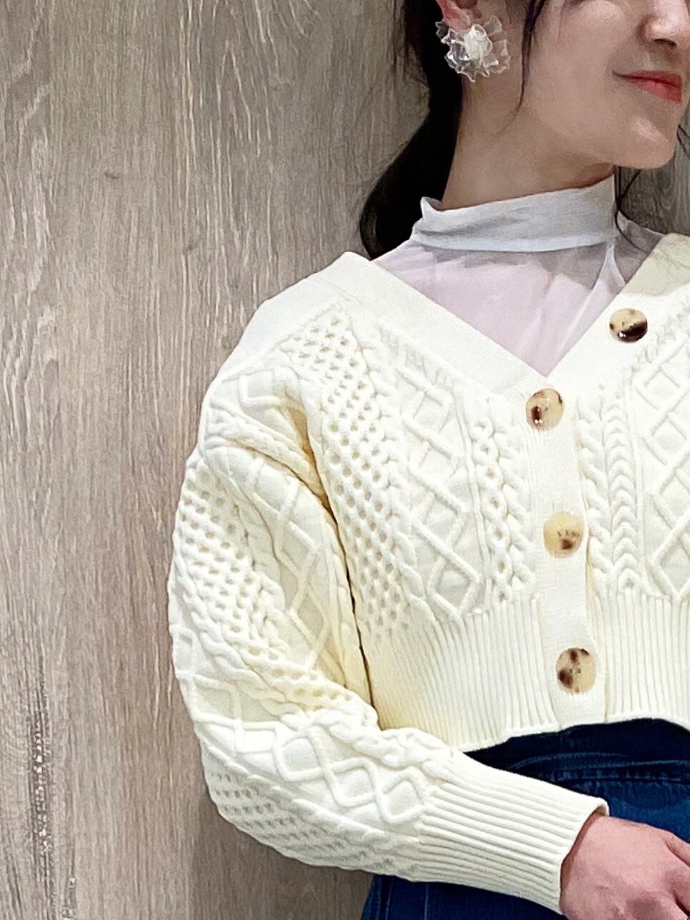 ホワイト系のTシャツ/カットソー、レッド系のハンドバッグ、ブルー系のスカートを着用したレディースの冬コーディネートの2枚目の写真