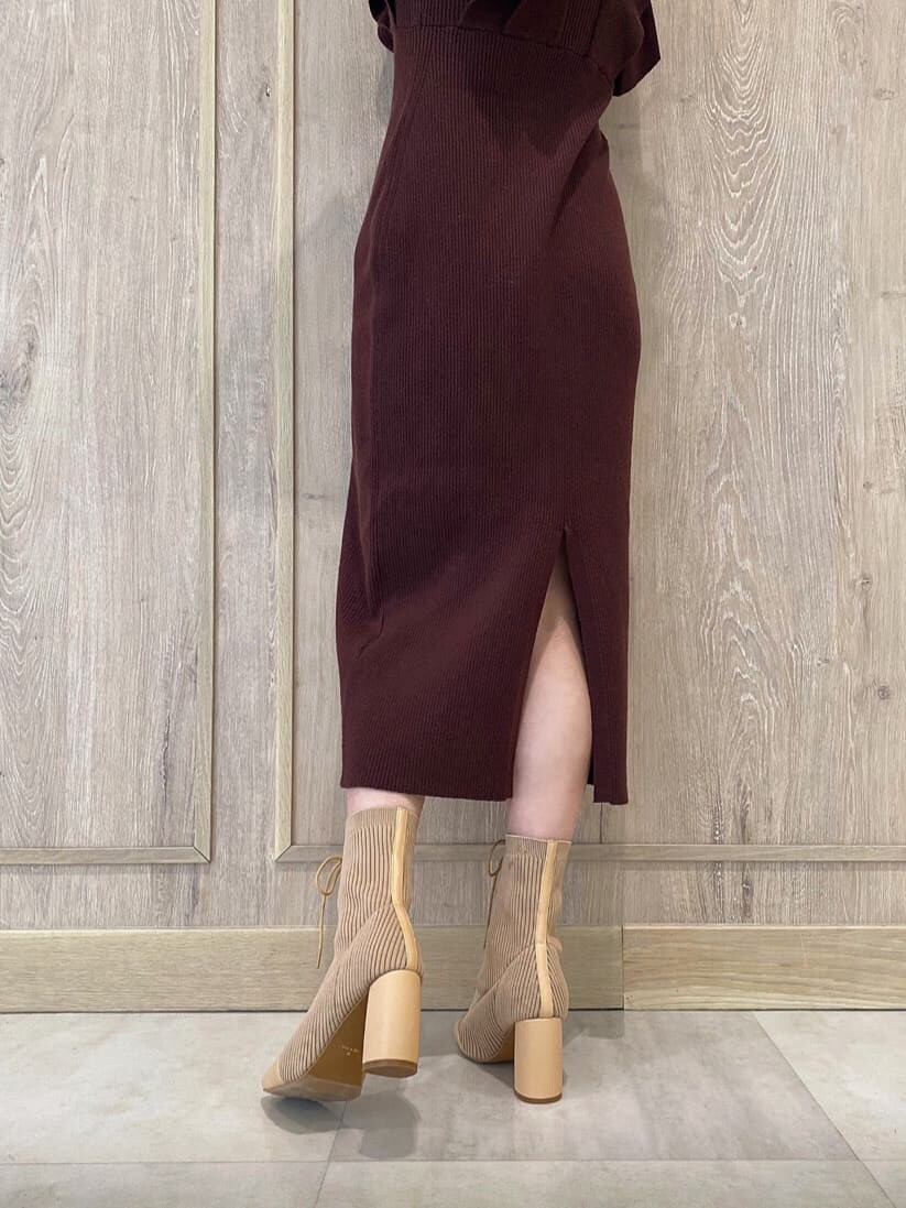 ブラウン系のワンピース、ベージュ系のブーツ、ゴールド系のネックレスを着用したレディースの冬コーディネートの8枚目の写真