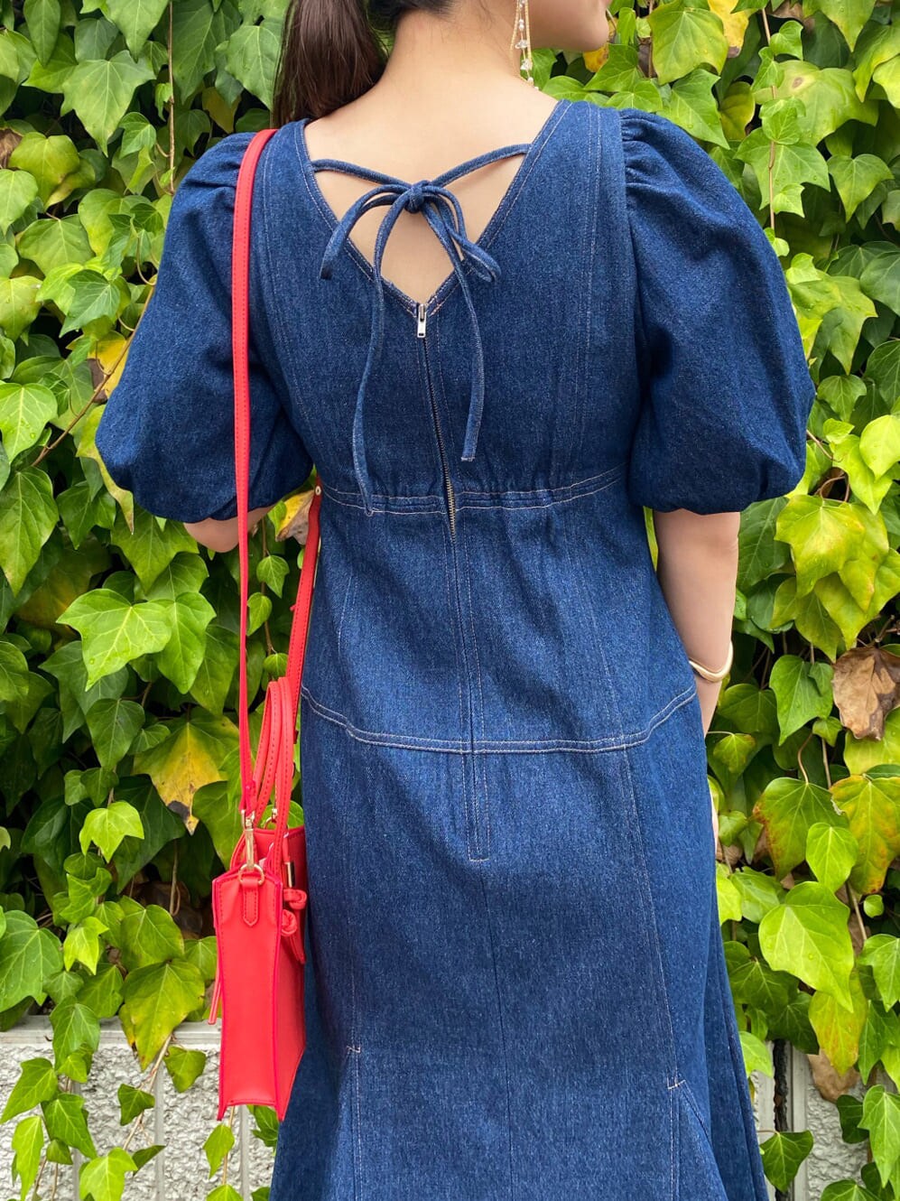 その他のサンダル、ブルー系のワンピース、レッド系のハンドバッグを着用したレディースの夏コーディネートの8枚目の写真