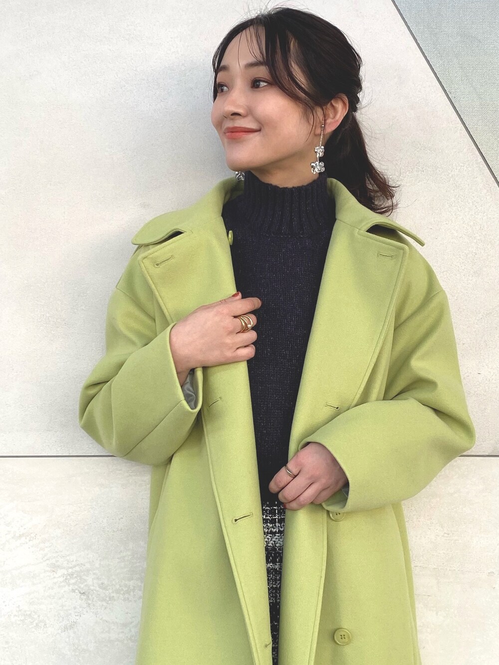 ブラック系のブーツ、グリーン系のステンカラーコート、グリーン系のステンカラーコートを着用したレディースの秋コーディネートの5枚目の写真