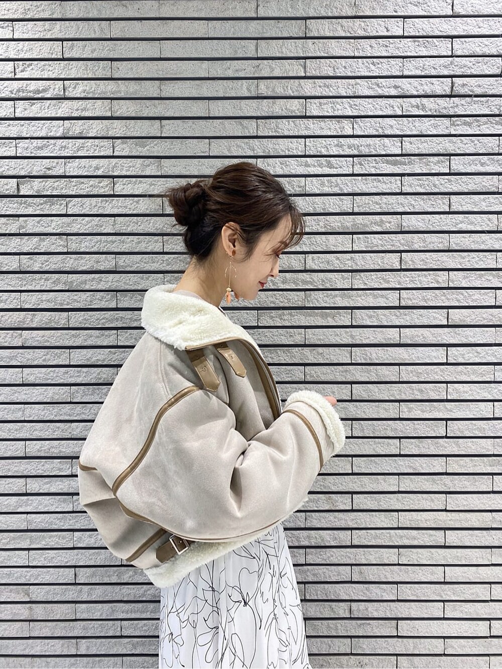 ベージュ系のハンドバッグ、ベージュ系のTシャツ/カットソー、ブルー系のワンピースを着用したレディースの秋コーディネートの5枚目の写真