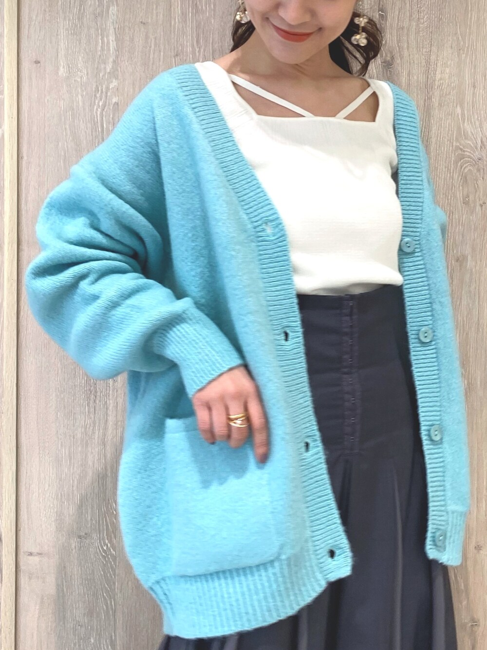 ホワイト系のローファー、グレー系のスカート、グリーン系のカーディガン/ボレロを着用したレディースの冬コーディネートの6枚目の写真