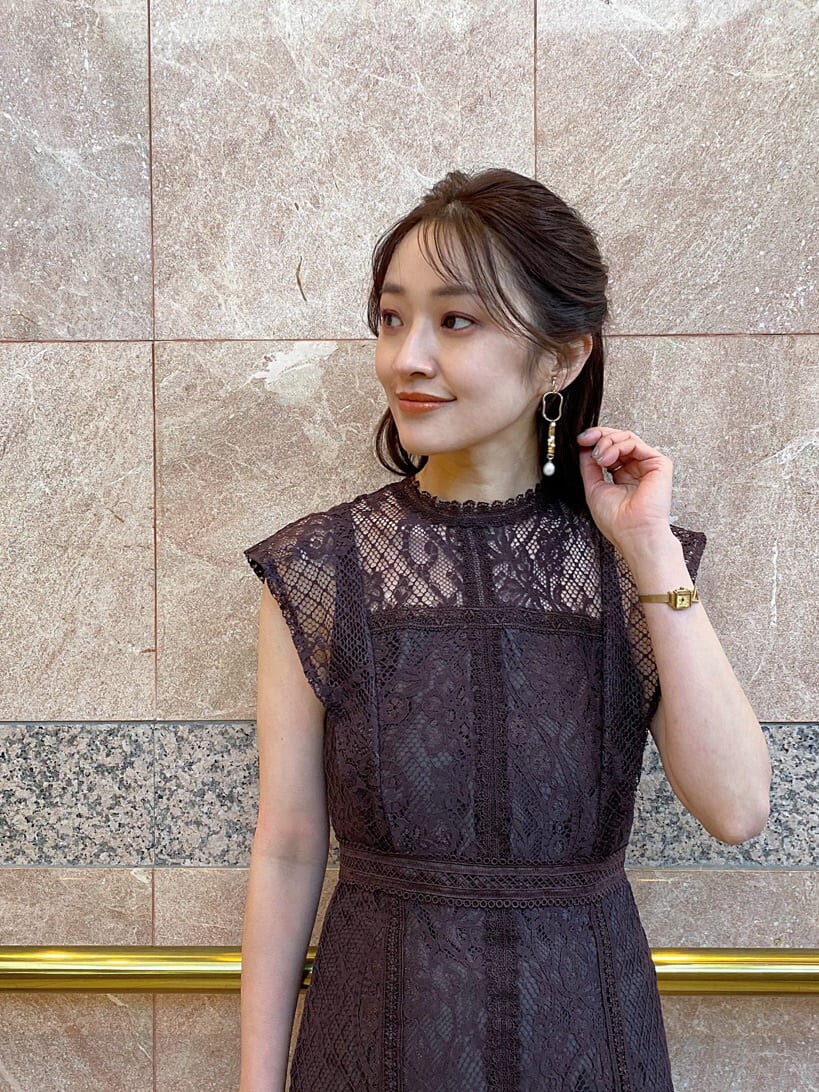 ベージュ系のパンプス、ブラック系のTシャツ/カットソー、ピンク系のその他アウターを着用したレディースの冬コーディネートの7枚目の写真