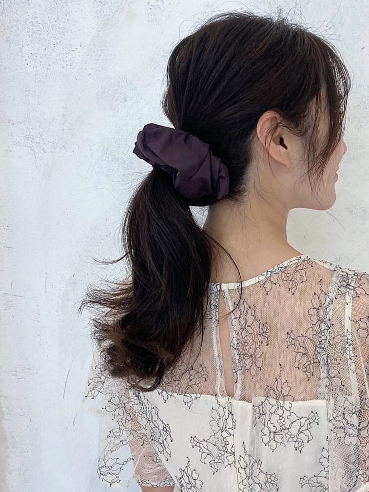 ベージュ系のTシャツ/カットソー、ホワイト系のワンピース、ブラウン系のサンダルを着用したレディースの夏コーディネートの7枚目の写真