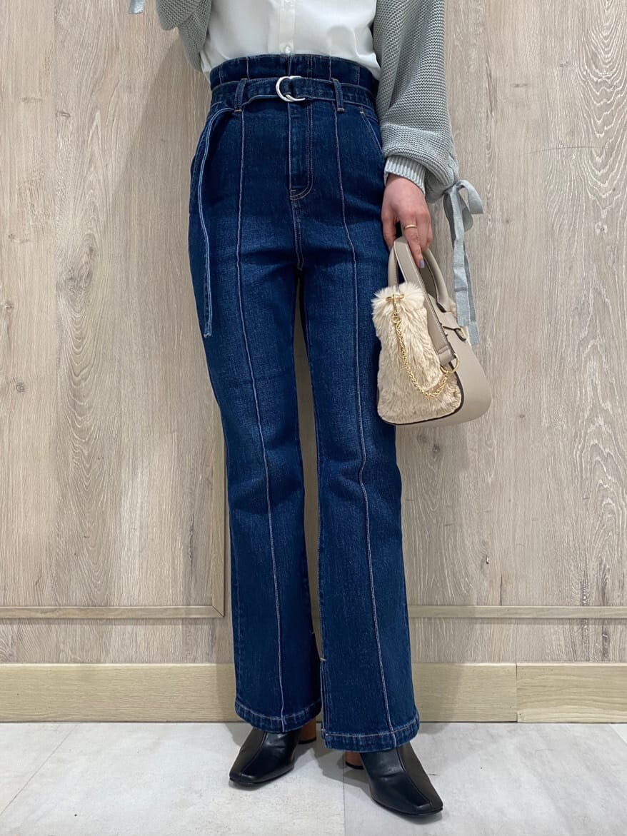 ブラック系のサンダル、ホワイト系のTシャツ/カットソー、ブルー系のデニムパンツを着用したレディースの夏コーディネートの7枚目の写真