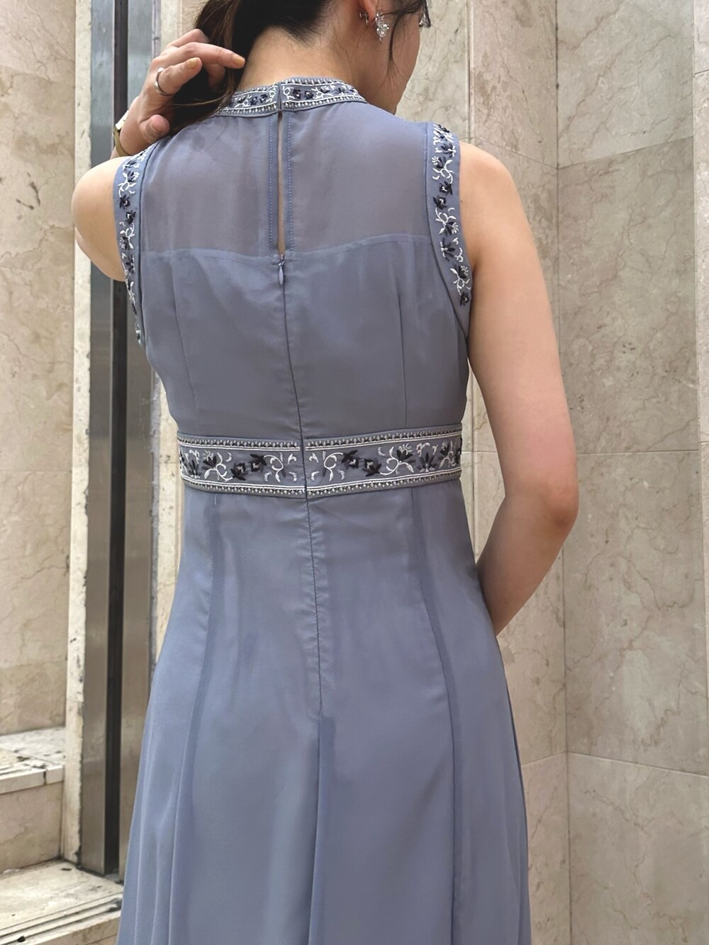 ブラック系のパンプス、ブルー系のドレス、シルバー系のイヤリングを着用したレディースの夏コーディネートの6枚目の写真