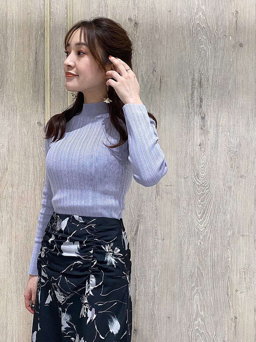 グレー系のその他アウター、パープル系のニット/セーター、ブラック系のスカートを着用したレディースの秋コーディネートの10枚目の写真