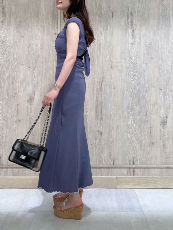 その他のサンダル、ブラック系のショルダーバッグ、ブルー系のワンピースを着用したレディースの夏コーディネートの3枚目の写真