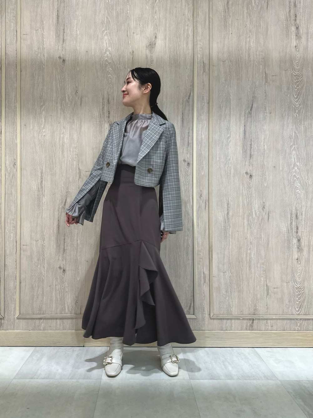 グレー系のシャツ/ブラウス、ホワイト系のブーツ、ブラウン系のテーラードジャケットを着用したレディースの冬コーディネートの2枚目の写真