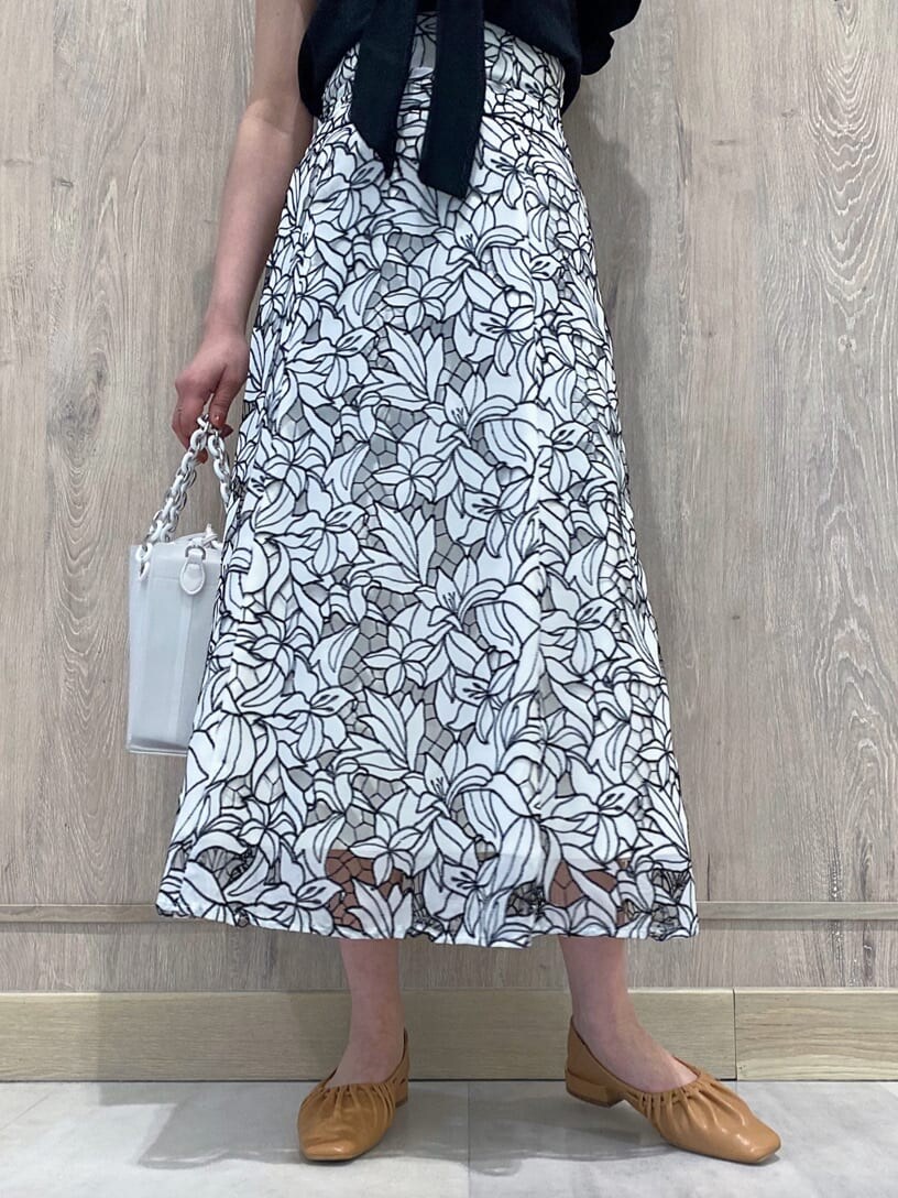 ブラック系のTシャツ/カットソー、ブラウン系のパンプス、ホワイト系のハンドバッグを着用したレディースの春コーディネートの8枚目の写真