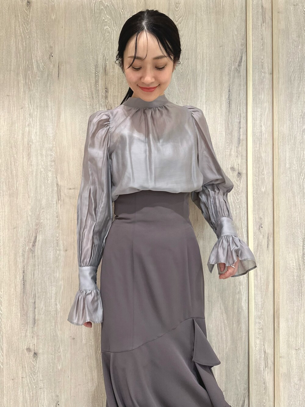 ホワイト系のブーツ、グレー系のシャツ/ブラウス、ブラウン系のスカートを着用したレディースの冬コーディネートの6枚目の写真