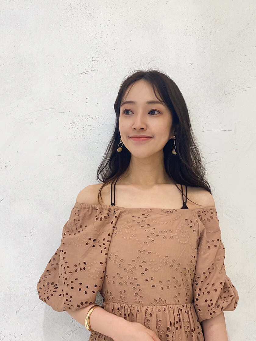 ブラウン系のトートバッグ、ベージュ系のワンピース、ベージュ系のサンダルを着用したレディースの春コーディネートの7枚目の写真