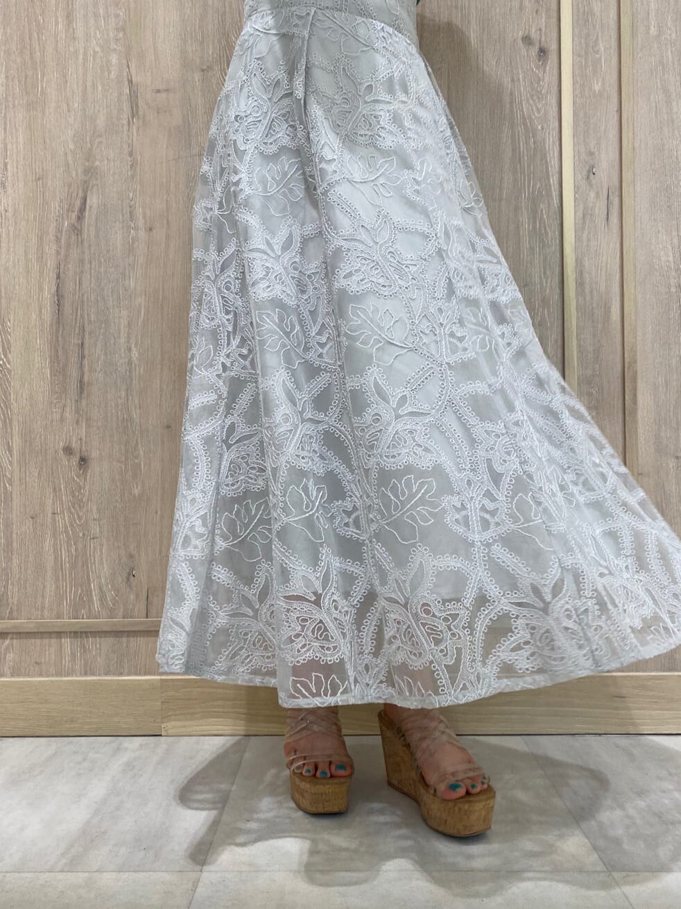 その他のサンダル、グリーン系のスカート、グリーン系のニット/セーターを着用したレディースの夏コーディネートの6枚目の写真