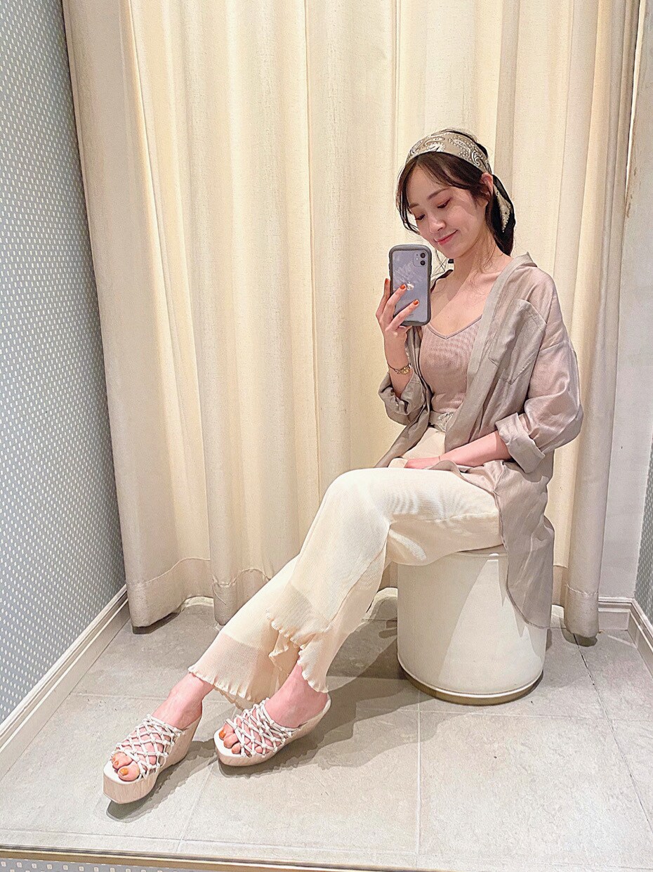 ベージュ系のシャツ/ブラウス、ベージュ系のTシャツ/カットソー、ホワイト系のその他パンツを着用したレディースの春コーディネートの7枚目の写真