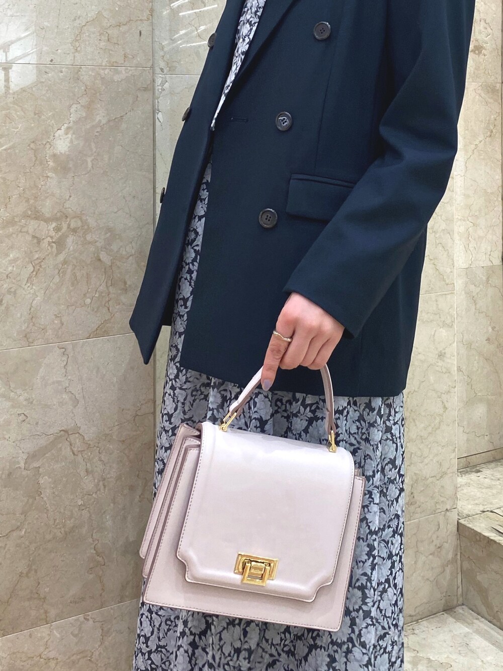 ブラック系のワンピース、ブラック系のブーツ、ブルー系のテーラードジャケットを着用したレディースの冬コーディネートの6枚目の写真