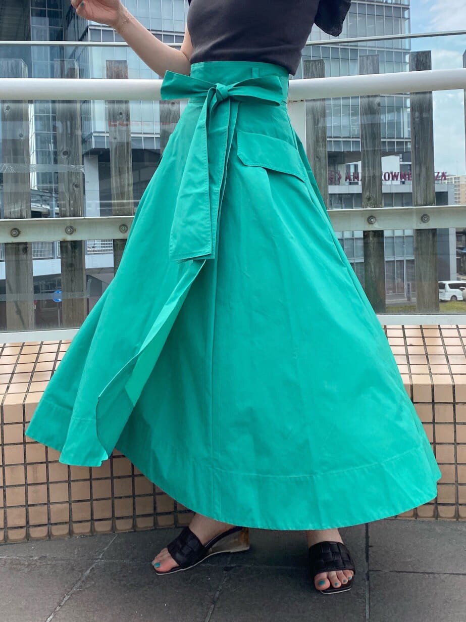 ブラウン系のサンダル、グリーン系のスカート、グレー系のワンピースを着用したレディースの夏コーディネートの7枚目の写真