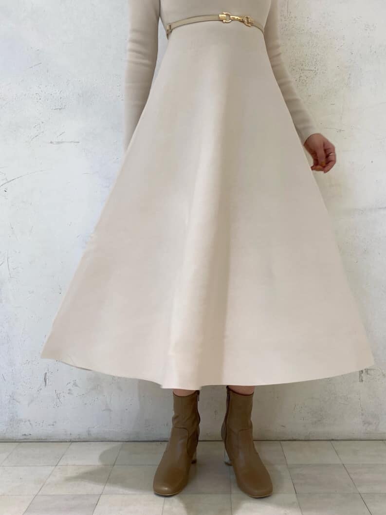 ベージュ系のブーツ、ベージュ系のテーラードジャケット、ホワイト系のワンピースを着用したレディースの秋コーディネートの10枚目の写真