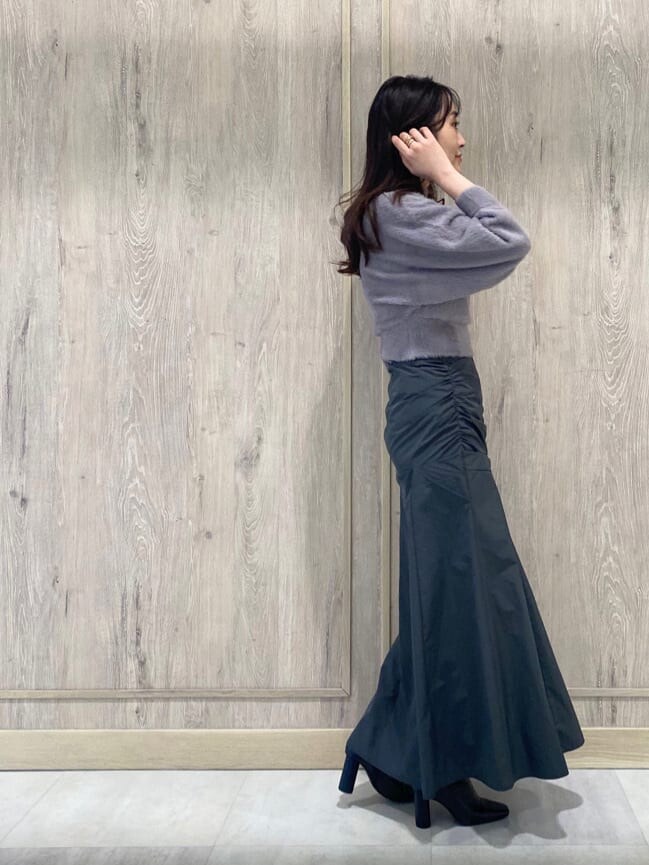 ブラック系のブーツ、グレー系のスカート、グレー系のスカートを着用したレディースの秋コーディネートの2枚目の写真