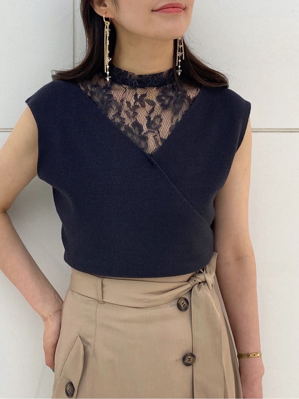 イエロー系のショルダーバッグ、ブラック系のキャミソール、ブラック系のサンダルを着用したレディースの春コーディネートの4枚目の写真