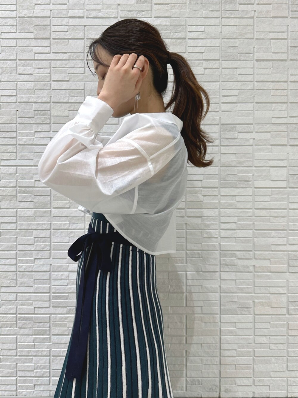 ホワイト系のシャツ/ブラウス、グリーン系のワンピース、ブラウン系のサンダルを着用したレディースの春コーディネートの7枚目の写真