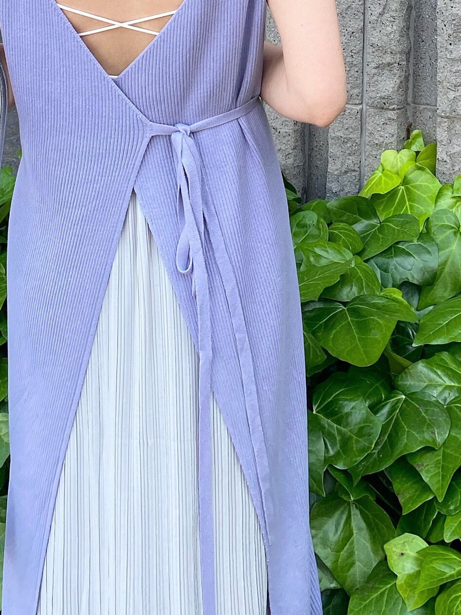 シルバー系のサンダル、ホワイト系のTシャツ/カットソー、ブルー系のワンピースを着用したレディースの春コーディネートの7枚目の写真