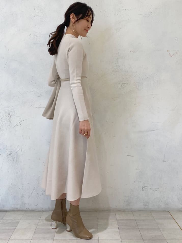 ベージュ系のブーツ、ベージュ系のテーラードジャケット、ホワイト系のワンピースを着用したレディースの秋コーディネートの8枚目の写真