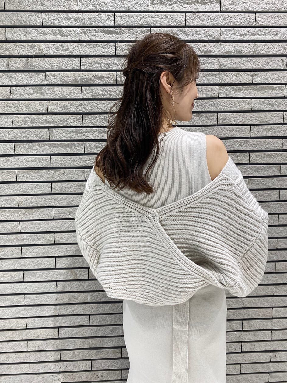 ブラウン系のその他シューズ、ホワイト系のワンピース、ブラウン系のハンドバッグを着用したレディースの秋コーディネートの9枚目の写真