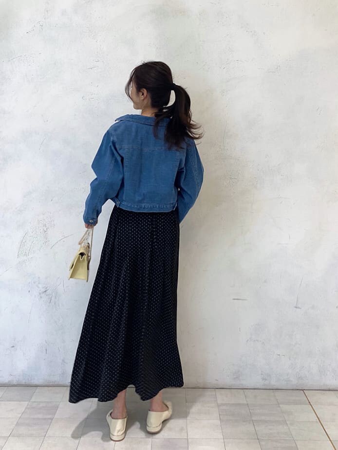 ブラック系のTシャツ/カットソー、ブルー系のテーラードジャケット、イエロー系のショルダーバッグを着用したレディースの春コーディネートの10枚目の写真