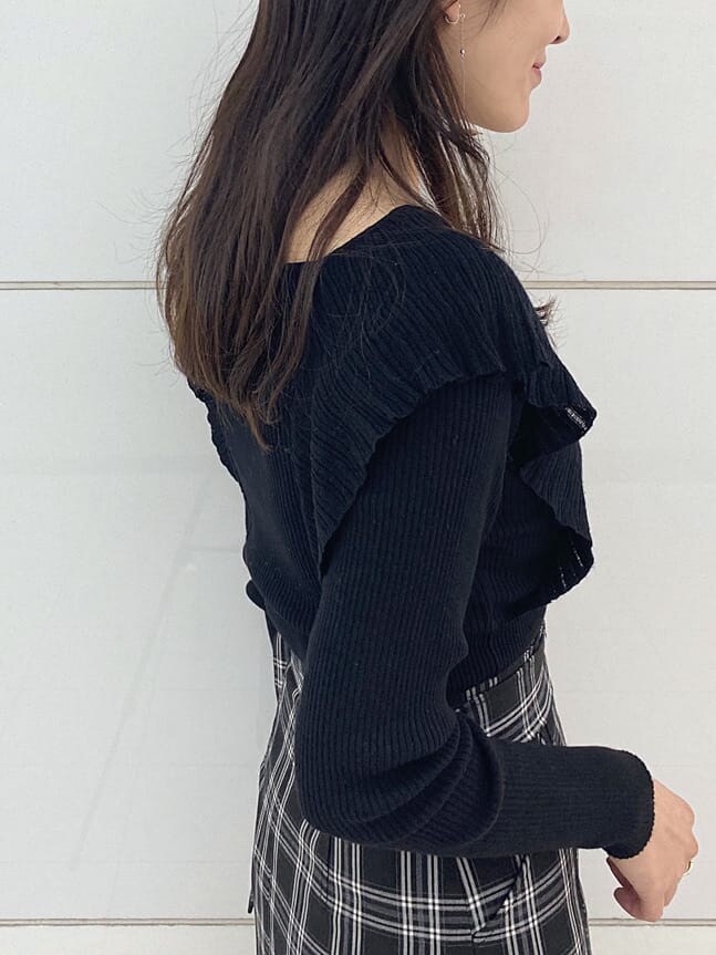 ブラック系のニット/セーター、ブラック系のその他シューズ、ブラック系のスカートを着用したレディースの秋コーディネートの5枚目の写真