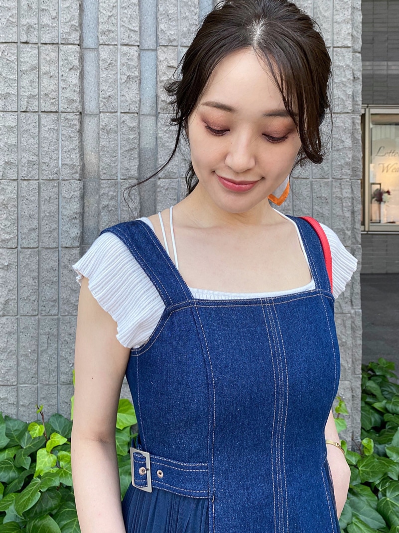 レッド系のハンドバッグ、ブルー系のワンピース、ホワイト系のニット/セーターを着用したレディースの夏コーディネートの4枚目の写真