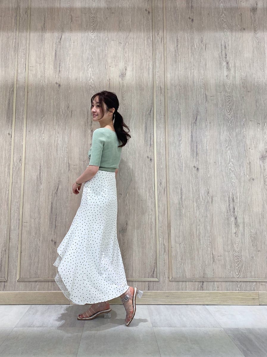 ホワイト系のTシャツ/カットソー、イエロー系のショルダーバッグ、その他のサンダルを着用したレディースの春コーディネートの4枚目の写真