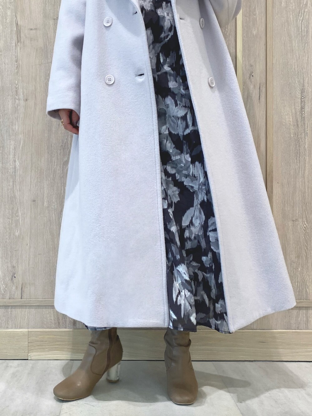 ベージュ系のブーツ、ピンク系のチェスターコート、ブラック系のワンピースを着用したレディースの冬コーディネートの8枚目の写真