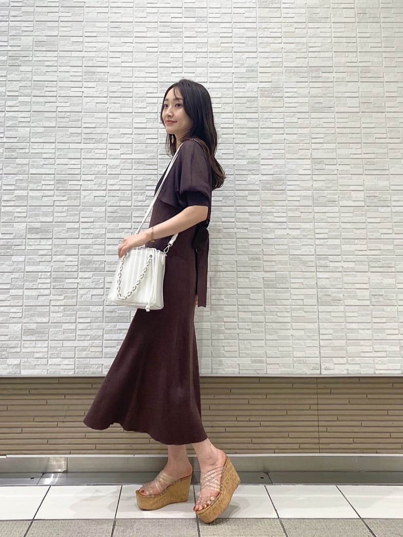 ホワイト系のTシャツ/カットソー、ホワイト系のハンドバッグ、その他のサンダルを着用したレディースの春コーディネートの2枚目の写真