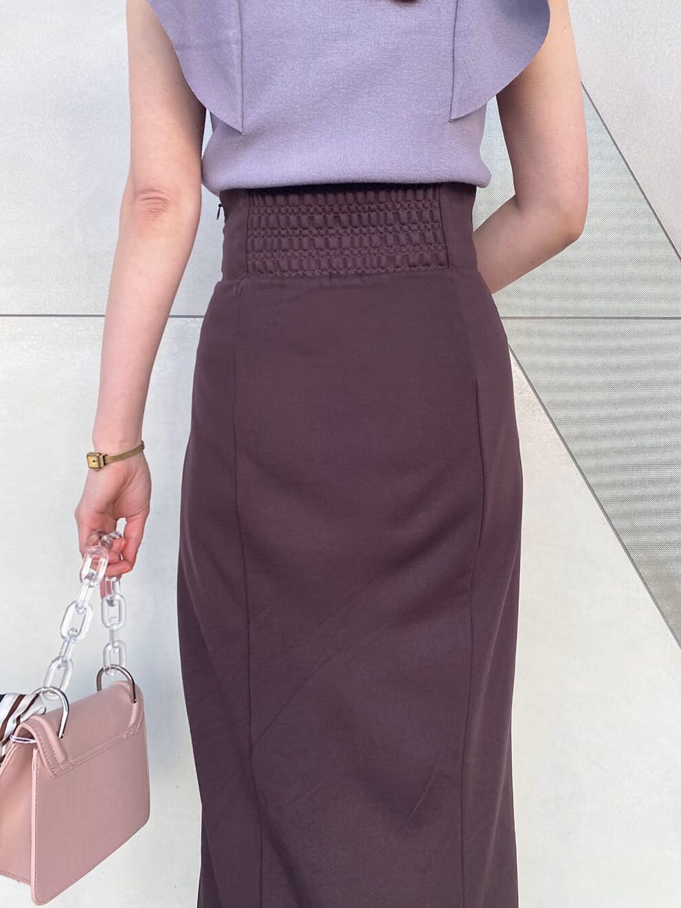 ピンク系のショルダーバッグ、グレー系のニット/セーター、ブラウン系のスカートを着用したレディースの春コーディネートの8枚目の写真