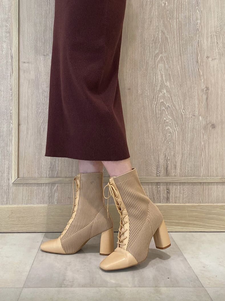 ブラウン系のワンピース、ベージュ系のブーツ、ゴールド系のネックレスを着用したレディースの冬コーディネートの7枚目の写真